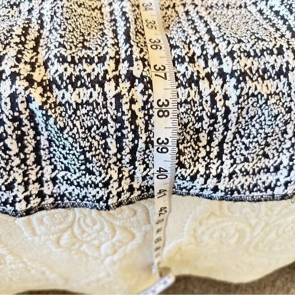 Michael Kors cap sleeve black white patterned fitted dress - perfect for office! - Picture 7 of 7